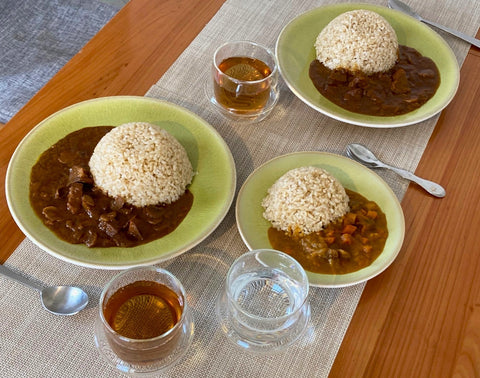 休日ランチの救世主！高品質で美味しいレトルトカレー